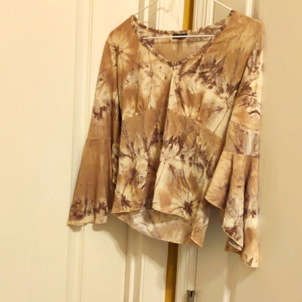 Topia W Sz. M Cream/Brown/Tan V-neck Top w. Short Bell Sleeve